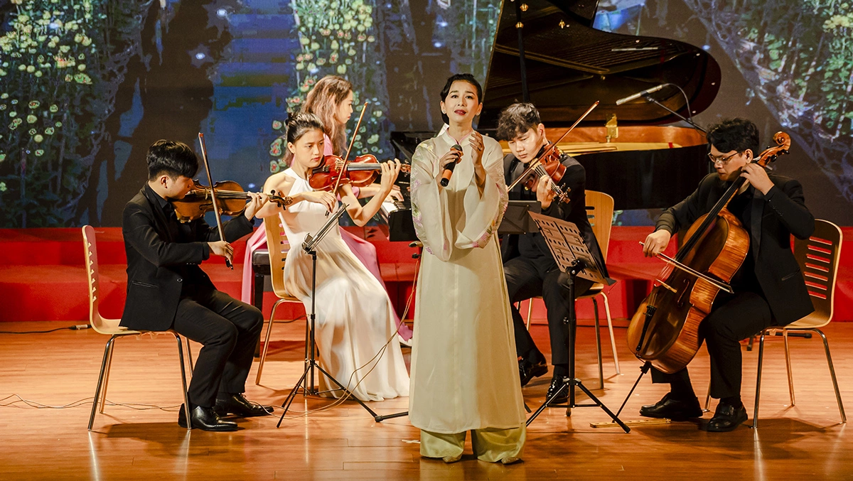 Sangeeta Kaur biểu diễn cho buổi khai mạc diễn đàn Việt Nam - Thời khắc Việt